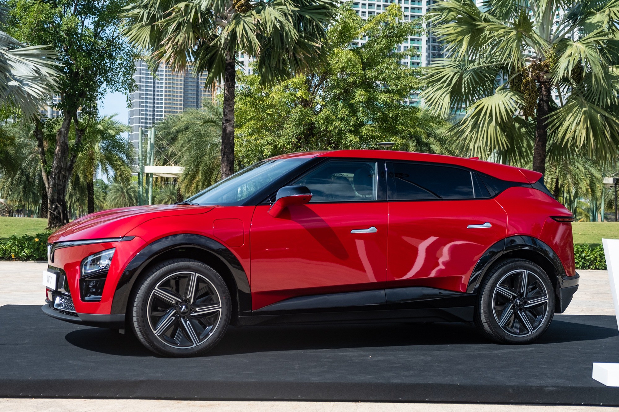 VinFast VF 7: SUV điện mạnh 349 mã lực, chạy gần 500 km/lần sạc - 7