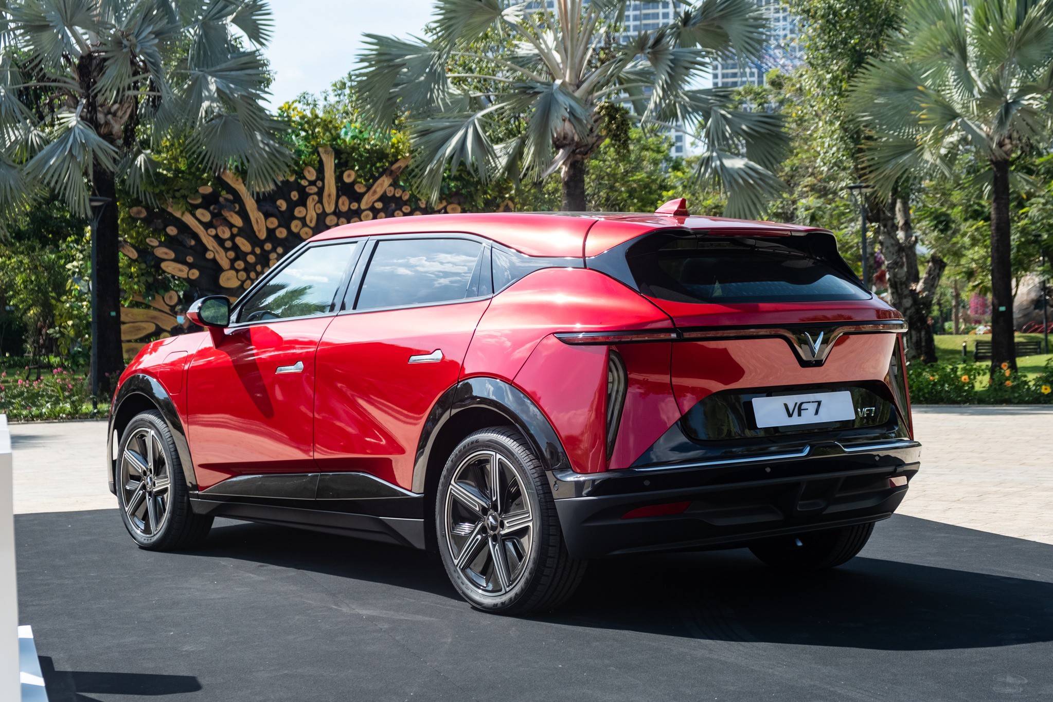 VinFast VF 7: SUV điện mạnh 349 mã lực, chạy gần 500 km/lần sạc - 2