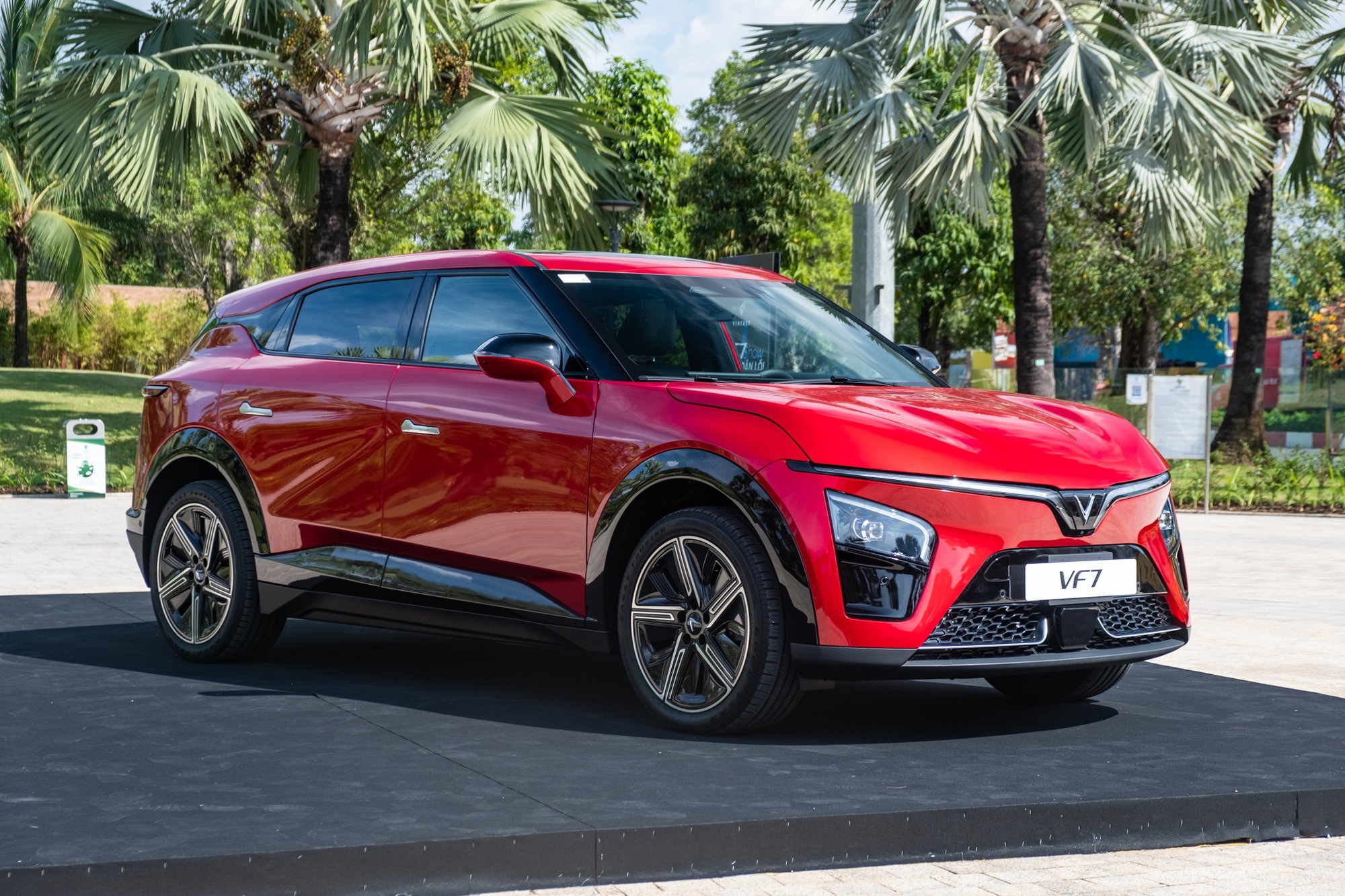 VinFast VF 7: SUV điện mạnh 349 mã lực, chạy gần 500 km/lần sạc - 1