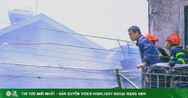 Đại uý công an rơi xuống đất khi dập lửa tại ngôi nhà cháy dữ dội