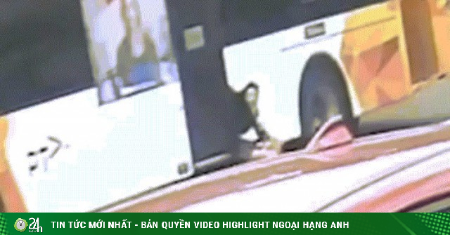 Học sinh bị kẹt ở cửa xe buýt, kéo lê hơn 300 m trên đường