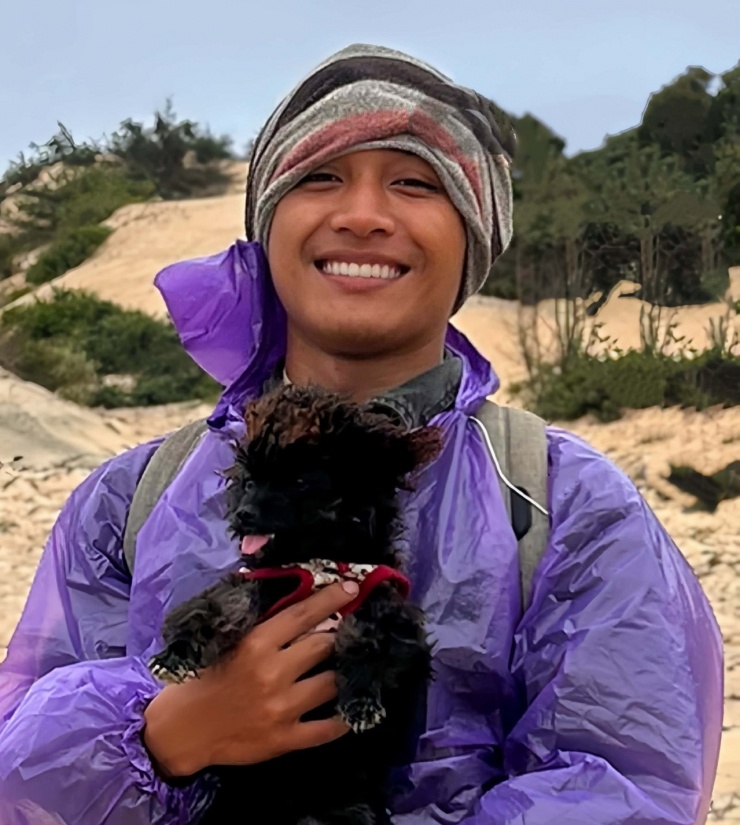 Để bớt cô đơn trên đường đi tìm em trai, Văn mang theo chú chó nhỏ của mình