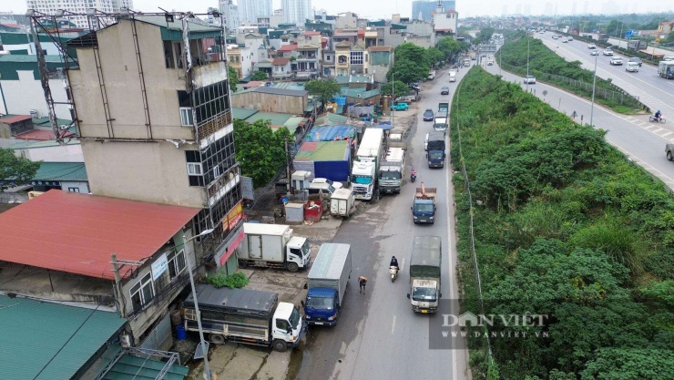 Áp lực còn đè nặng lên hạ tầng giao thông. Mặc dù đặc thù hoạt động từ 22h đêm đến 10h sáng hôm sau, nhưng ngay cả khi không vào giờ cao điểm, lưu lượng xe tải lấy hàng vẫn ra vào nườm nượp, kết hợp với tình trạng lấn chiếm vỉa hè, lòng đường Đỗ Mười làm nơi buôn bán.