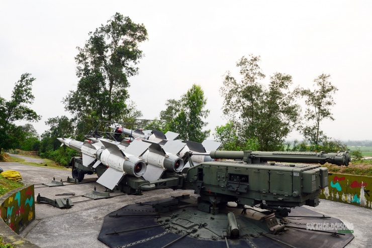Toàn cảnh bệ phóng, làm rõ quy mô khí tài.