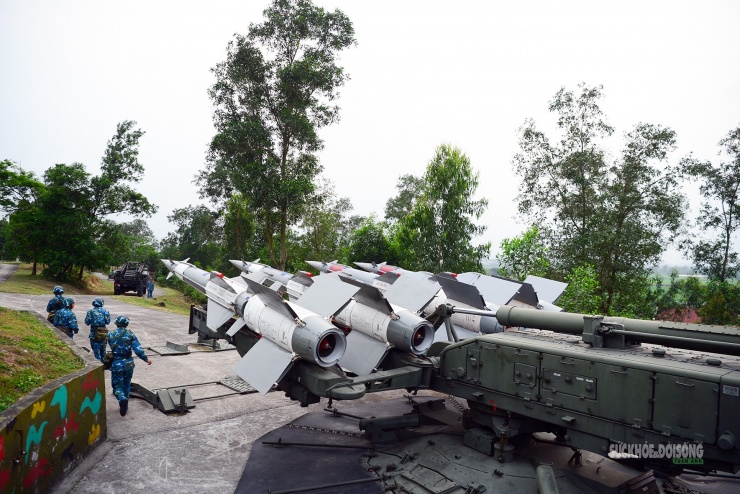 Khí tài triển khai trên trận địa, bộ đội cơ động vào vị trí.