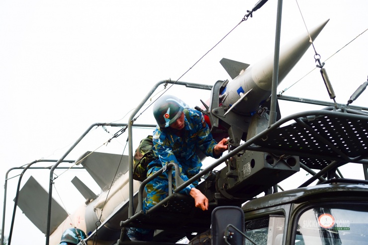 Tỉ mỉ kiểm tra từng chốt khóa, điểm nối chính xác để bảo đảm khí tài luôn trong trạng thái sẵn sàng chiến đấu.