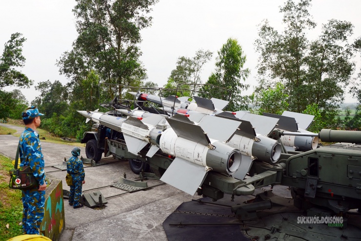 Trận địa tên lửa Trung đoàn 284 luôn sẵn sàng chiến đấu; lực lượng quân y bám đơn vị, bảo đảm sức khỏe bộ đội.