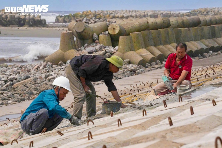Ghi nhận tại khu vực biển Thịnh Long những ngày này, không khí chuẩn bị cho mùa du lịch mới diễn ra khẩn trương. Các lực lượng chức năng cùng người dân địa phương đang tất bật hoàn thiện những phần việc cuối cùng.