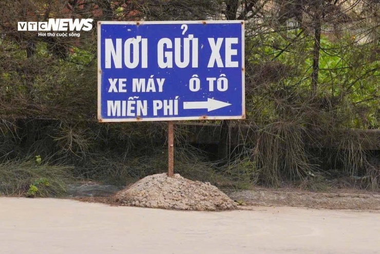 Nhiều hạng mục thiết yếu như hệ thống chiếu sáng, biển chỉ dẫn, khu vệ sinh công cộng được đầu tư đồng bộ, đảm bảo phục vụ tốt nhất nhu cầu của du khách. Bãi biển cũng được dọn dẹp sạch sẽ, tạo không gian thông thoáng, an toàn trước ngày khai hội.