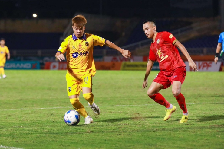 Ngày 12/4/2021, Trần Mạnh Quỳnh có trận thi đấu chuyên nghiệp đầu tiên và đóng góp 1 pha kiến tạo cho Phan Văn Đức trong chiến thắng 2-0 của SLNA trước B.Bình Dương ở V.League. Ảnh: FBNV.