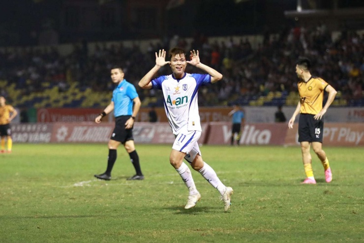Ngày 15/7/2023, Trần Mạnh Quỳnh ghi bàn thắng đầu tiên tại V.League trong chiến thắng 2-0 của SLNA trước CLB TP.HCM. Ảnh: SLNA.