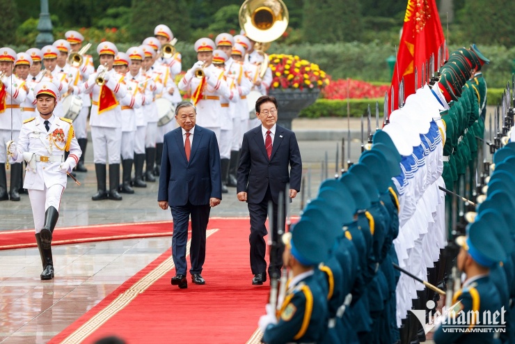 Tổng Bí thư, Chủ tịch nước và Tổng thống Hàn Quốc duyệt đội danh dự Quân đội Nhân dân Việt Nam