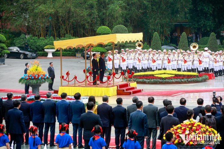 Việt Nam bắn đại bác chào đón Tổng thống Hàn Quốc Lee Jae Myung và phu nhân - 4