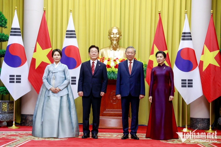 Tổng Bí thư, Chủ tịch nước Tô Lâm và phu nhân Ngô Phương Ly nhiệt liệt chào đón Tổng thống Lee Jae Myung và phu nhân Kim Hae Kyung