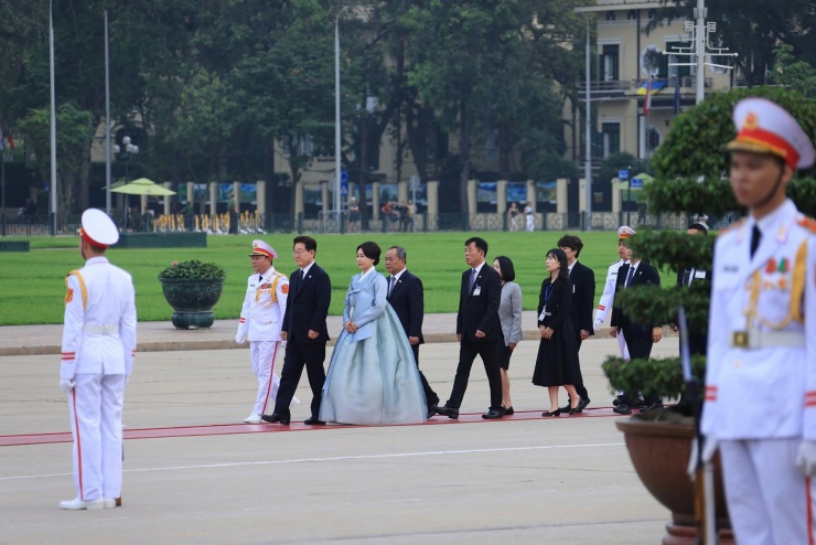 Việt Nam bắn đại bác chào đón Tổng thống Hàn Quốc Lee Jae Myung và phu nhân - 11