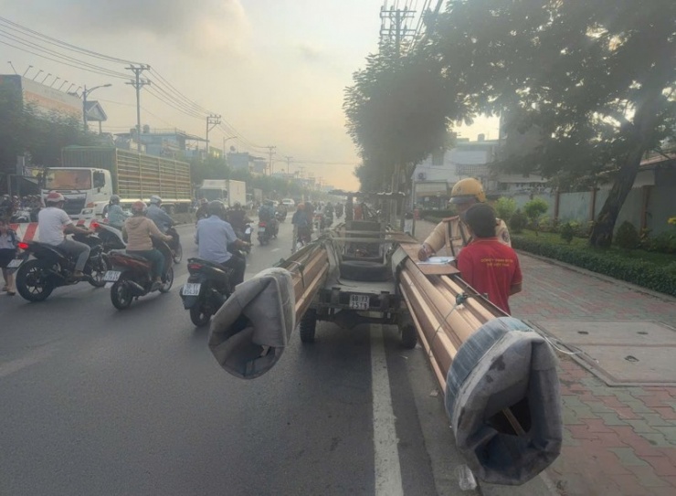 Các tấm tôn có chiều dài gấp nhiều lần xe ba gác.