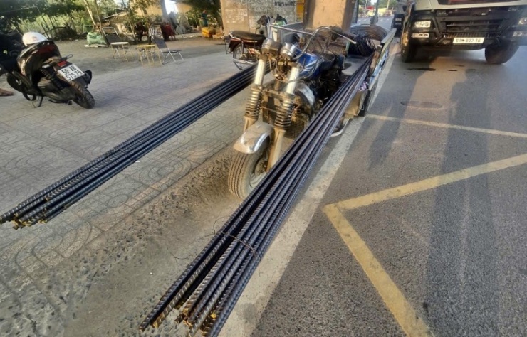 Không che chắn, các đầu thanh sắt tua tủa đe dọa người đi đường.