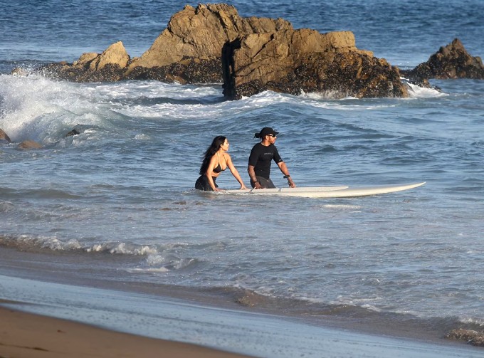 Kim Kardashian và bạn trai mới tình tứ tắm biển - 6