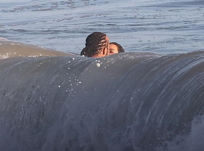 Kim Kardashian và bạn trai mới tình tứ tắm biển - 2