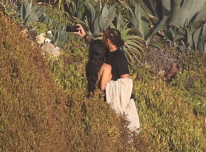 Kim Kardashian và bạn trai mới tình tứ tắm biển - 7