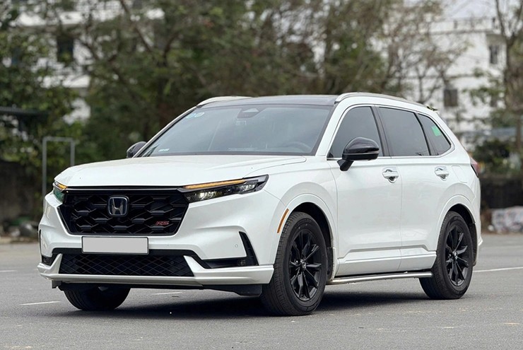 Ngoại hình của Honda CR-V e:HEV RS nhập khẩu gần giống bản lắp ráp, chỉ có phần cản trước được cùng màu thân xe thay vì sơn đen.