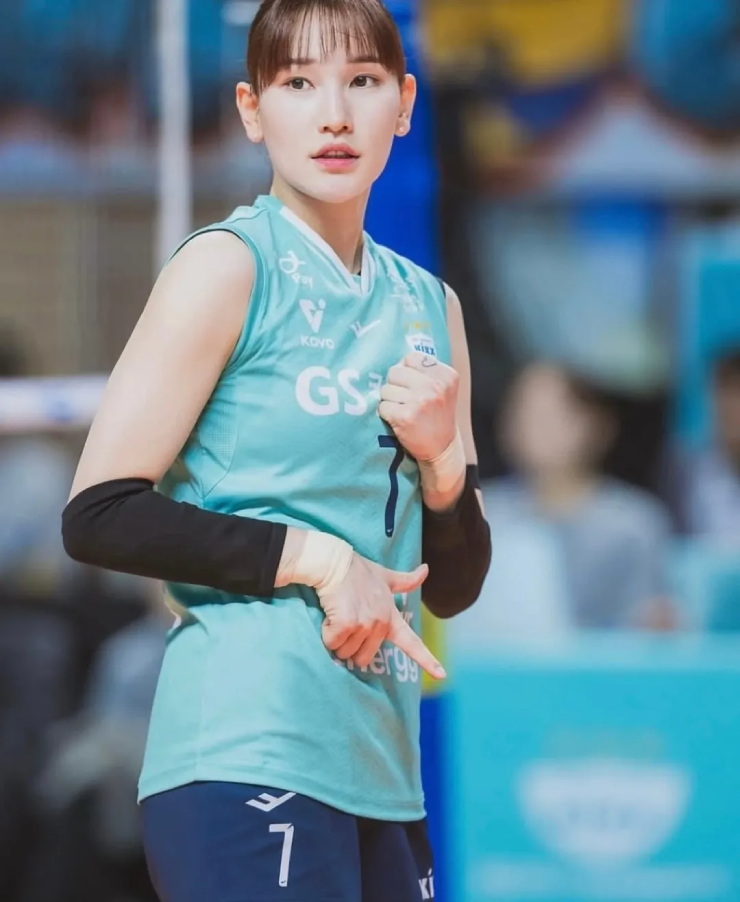 "Bà trùm" vô địch giải bóng chuyền khắc nghiệt sau 11 năm, mỹ nhân bị đuổi vì say xỉn lái xe - 3