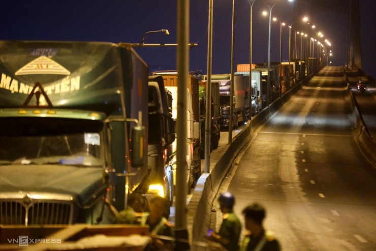 Tài xế mắc kẹt xuyên đêm trên cầu Phú Mỹ sau tai nạn 6 ôtô - 7