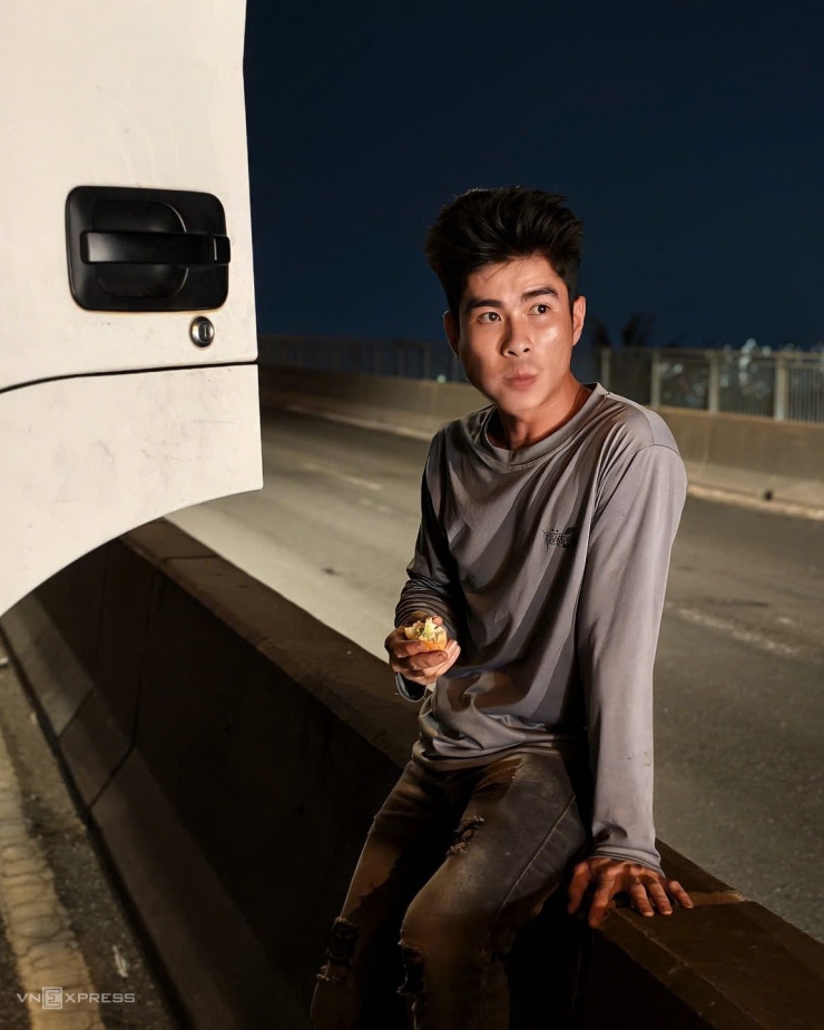 Tài xế mắc kẹt xuyên đêm trên cầu Phú Mỹ sau tai nạn 6 ôtô - 8