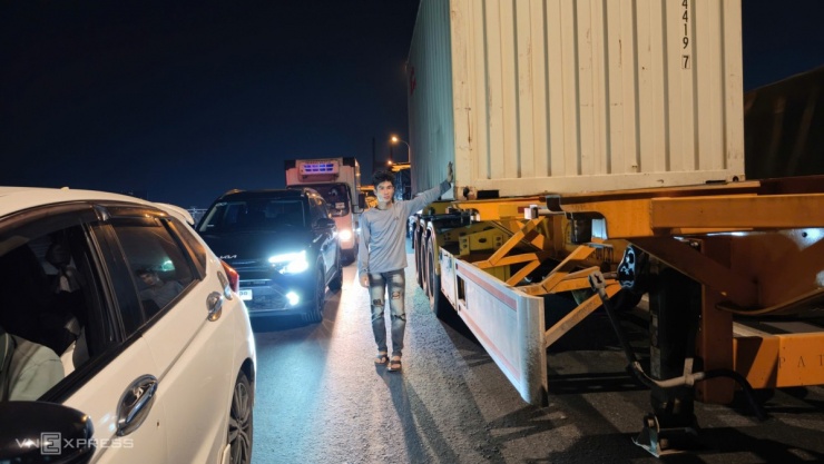 Tài xế mắc kẹt xuyên đêm trên cầu Phú Mỹ sau tai nạn 6 ôtô - 9