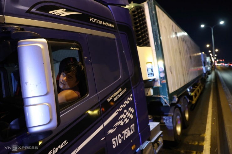 Tài xế mắc kẹt xuyên đêm trên cầu Phú Mỹ sau tai nạn 6 ôtô - 10