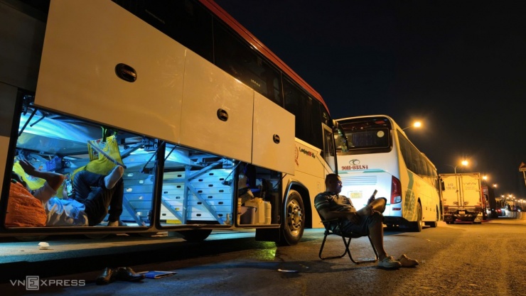 Tài xế mắc kẹt xuyên đêm trên cầu Phú Mỹ sau tai nạn 6 ôtô - 12