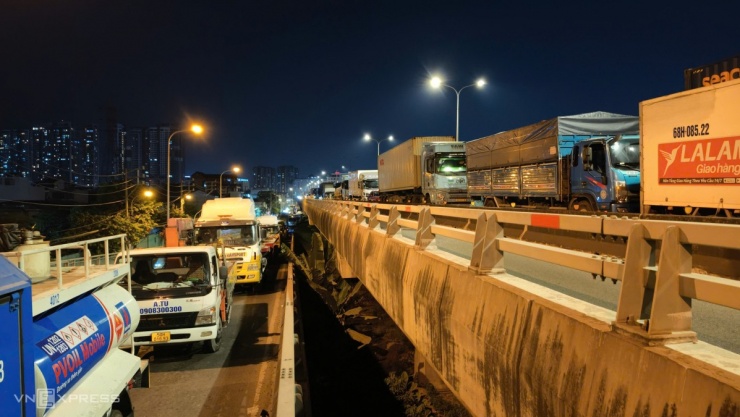 Tài xế mắc kẹt xuyên đêm trên cầu Phú Mỹ sau tai nạn 6 ôtô - 13