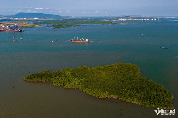 Vị trí xây dựng Cảng trung chuyển quốc tế Cần Giờ chỉ cách cụm cảng Cái Mép - Thị Vải chưa đầy 2km theo đường chim bay, song hiện chưa có kết nối đường bộ trực tiếp.