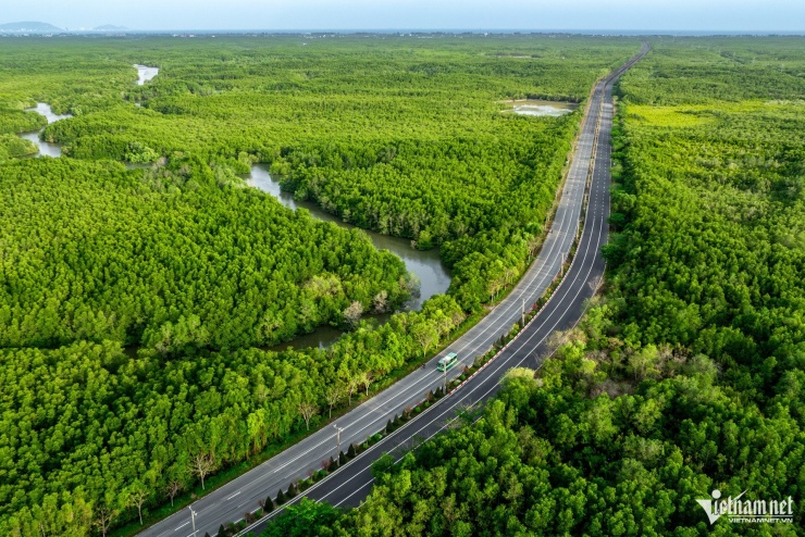 Đồng thời, trục đường Rừng Sác sẽ được mở rộng lên 10 làn xe, kết nối cao tốc Bến Lức - Long Thành. Sau năm 2030, thành phố tiếp tục đầu tư các tuyến đường trực tiếp vào cảng và tuyến trên cao dọc trục này.