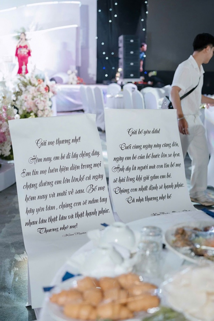 Hai ghế trống Ngân dành cho bố mẹ đã khuất của mình 