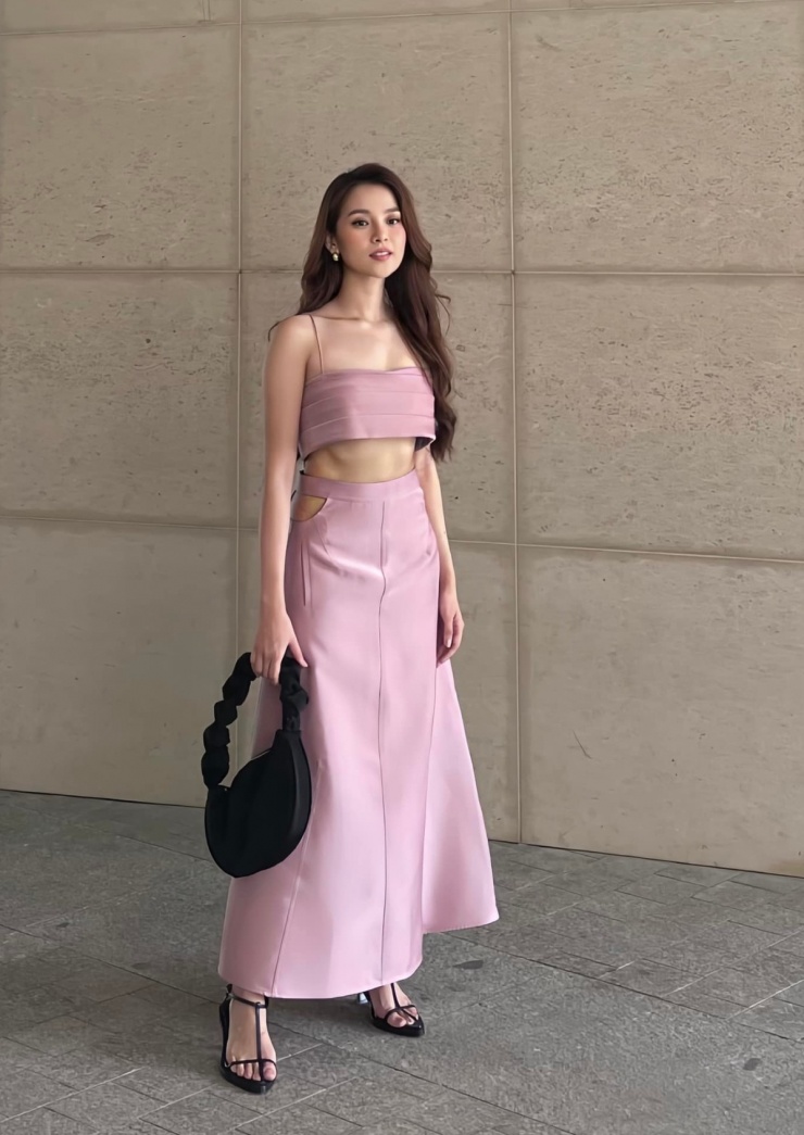 Tam Triều Dâng tạo sức hút với váy áo cắt xẻ - 2