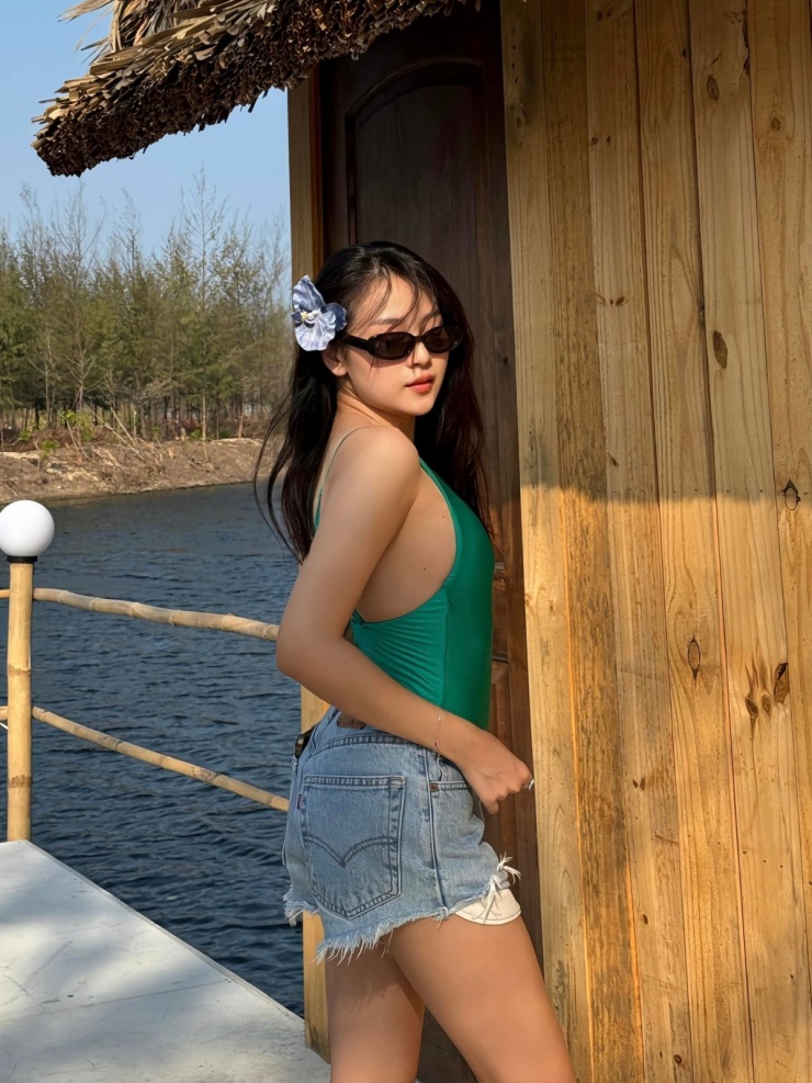 Tam Triều Dâng tạo sức hút với váy áo cắt xẻ - 10