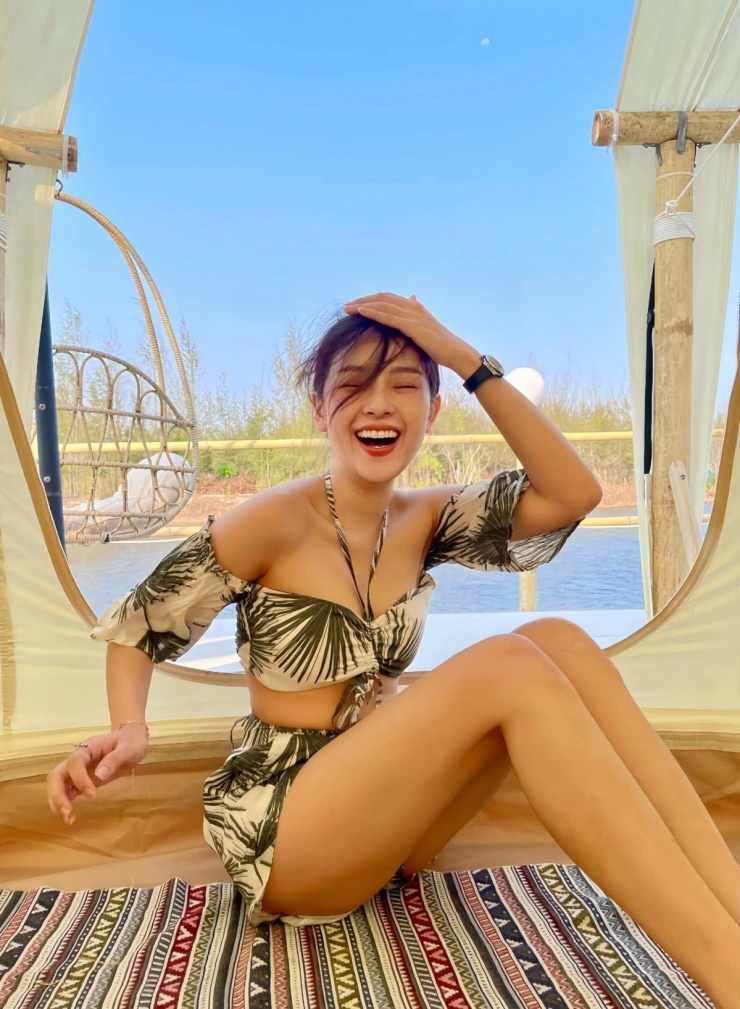 Tam Triều Dâng tạo sức hút với váy áo cắt xẻ - 11