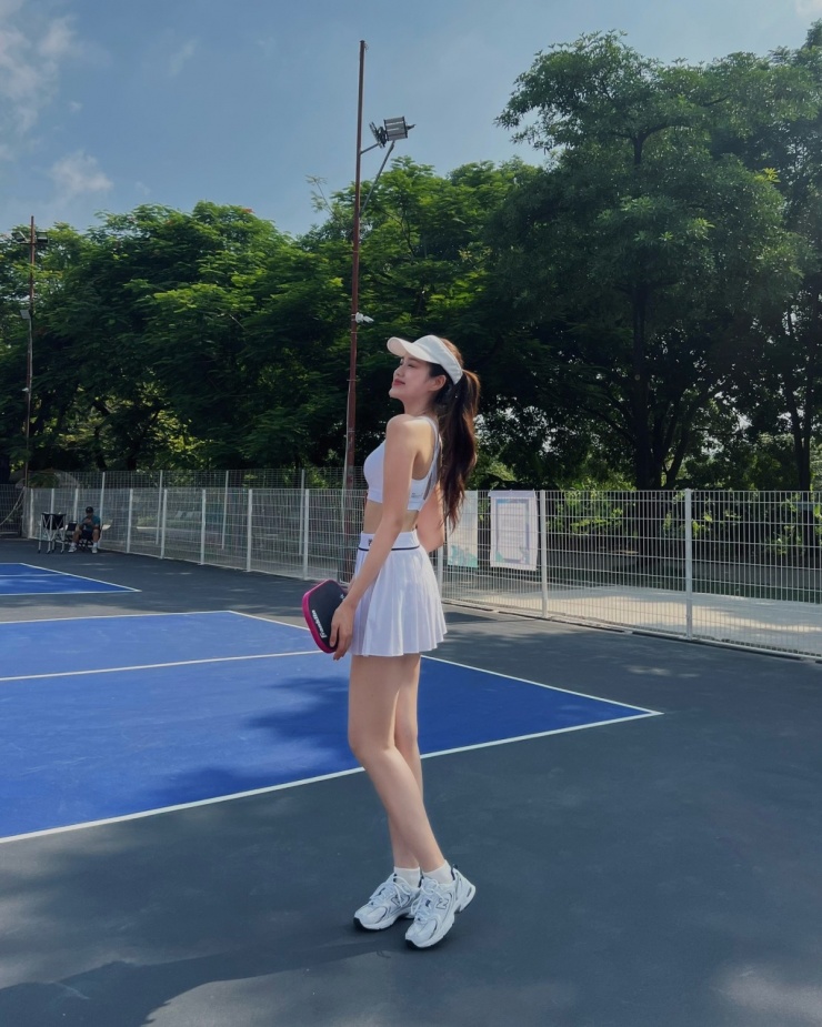 Đỗ Thị Hà khoe dáng khi đi chơi pickleball cùng chồng thiếu gia - 7