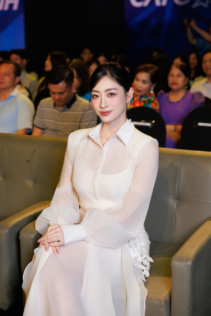  "Xinh lắm chị Linh ơi", "Layout này hợp nha chị", "Ngẩn ngơ với visual của cô ấy"...