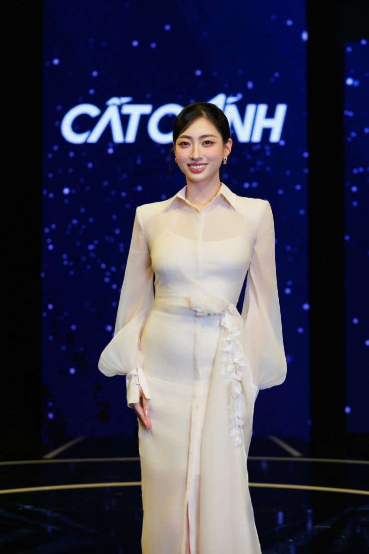 Tính ứng dụng của sơ mi xuyên thấu tất nhiên không thể xem thường. Vì phái đẹp có thể kết hợp "em nó" để layer với chân váy cùng màu như Lương Thùy Linh nhưng cũng có thể khoác ngoài váy hai dây hoặc áo crop top. Kiểu mix nào cũng làm nên style nửa kín nửa hở, vừa gợi cảm lại hết sức dịu dàng.