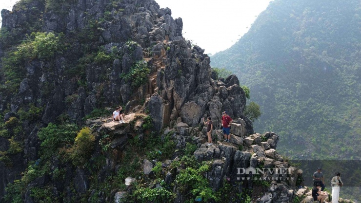 “Lần đầu tiên tôi đến cao nguyên đá Đồng Văn, tôi rất ấn tượng với vẻ đẹp hùng vĩ của những dãy núi đá tai mèo nơi đây. Đặc biệt là khi được trải nghiệm leo lên mỏm đá tử thần. Tuy nhiên, càng leo tôi càng run chân, vừa sợ vừa hồi hộp nên chỉ dám dừng lại ở lưng chừng núi, không dám chinh phục đến tận mỏm đá".
