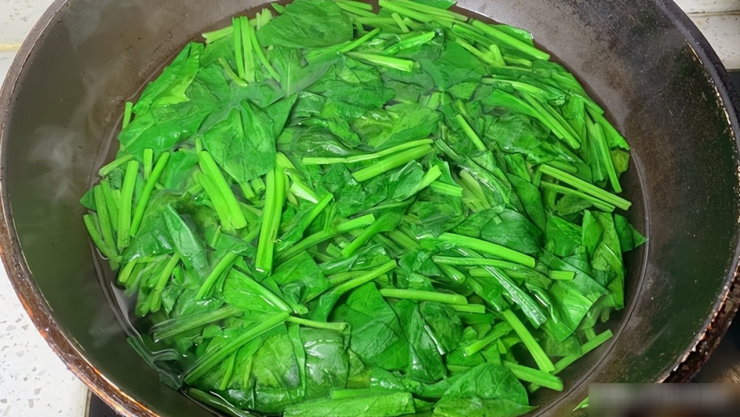 Loại rau vua sắt, nữ hoàng vitamin K, giúp bổ máu, đẹp da, bà bầu ăn nhiều mẹ khỏe, con khôn, xào tỏi cực thơm - 3