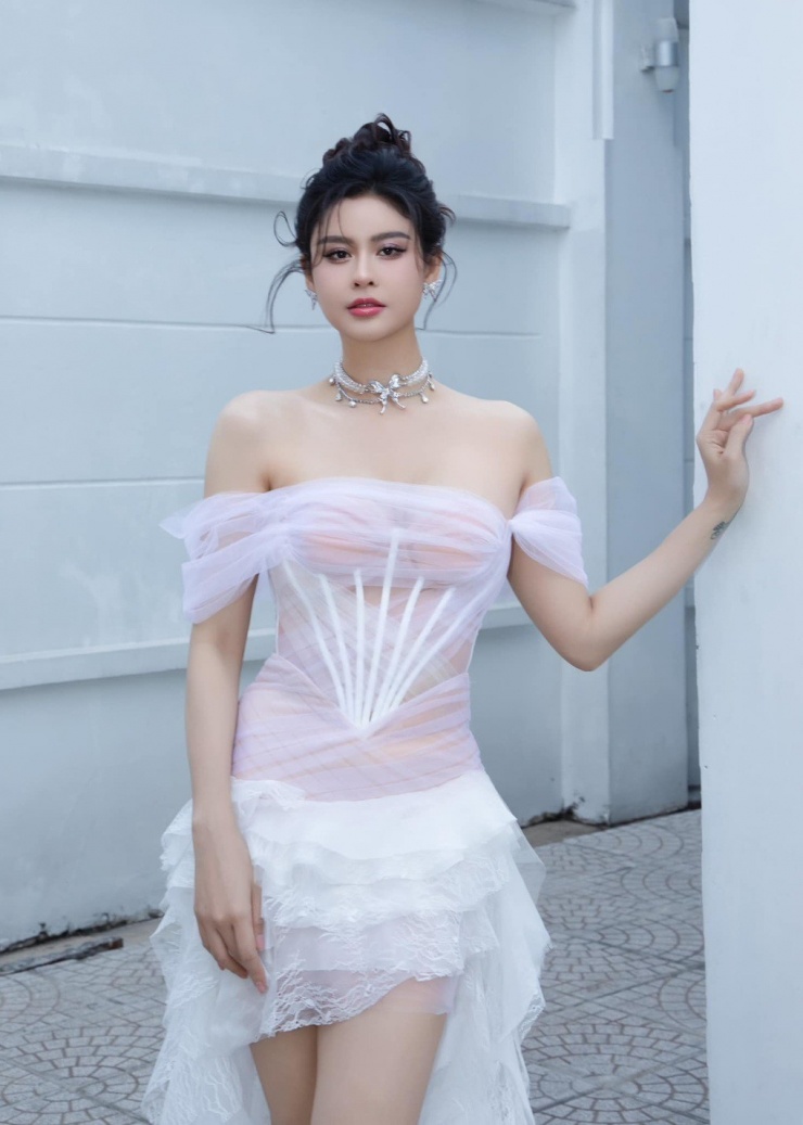 "Cầu vồng đơn sắc", "Một ngày không có em", "Bóng ma học đường", "Sóng gió cuộc đời", "Đường về có nhau"...