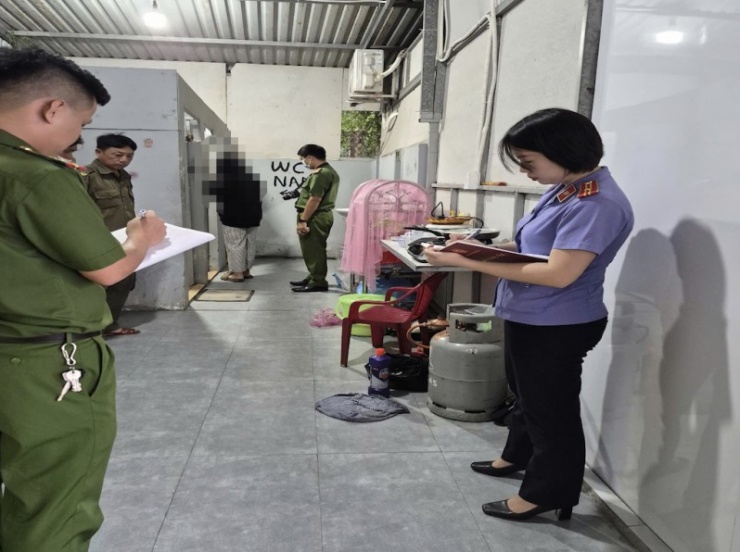 Cơ quan điều tra và Viện KSND tiến hành khám nghiệm hiện trường.