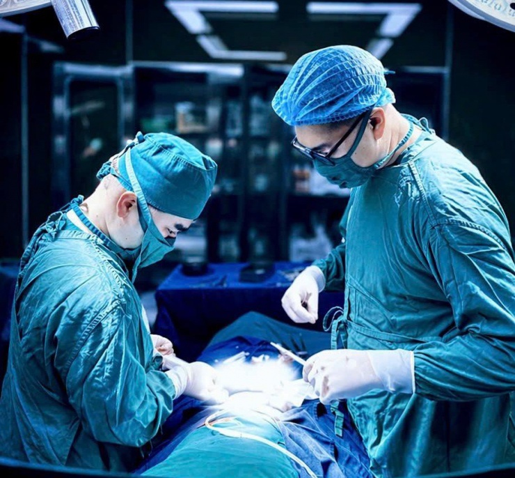 Ê kíp bác sĩ tiến hành can thiệp tình trạng cương dương kéo dài nguy hiểm cho bệnh nhân nam ngoài 40 tuổi. Ảnh: BVCC.