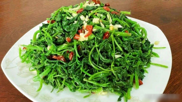 lá non mềm, vị thanh mát pha chút mằn mặn tự nhiên