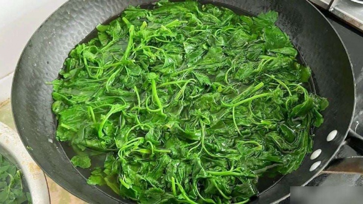 Loại rau dại được ví như "siêu thực phẩm" bị lãng quên, giúp bổ máu, tốt xương, ổn định huyết áp, trộn tỏi ớt cực ngon - 5