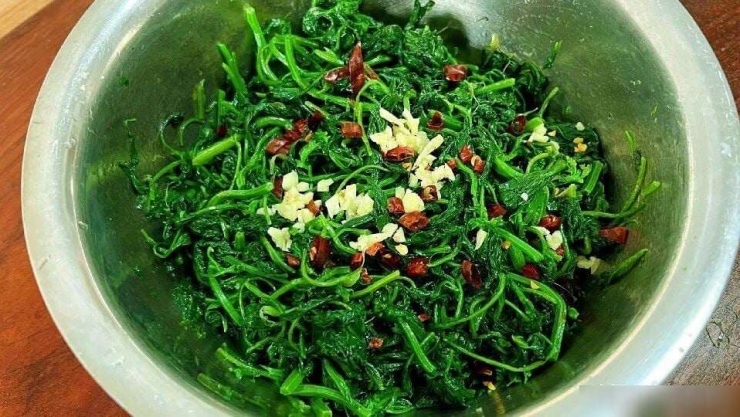 Loại rau dại được ví như "siêu thực phẩm" bị lãng quên, giúp bổ máu, tốt xương, ổn định huyết áp, trộn tỏi ớt cực ngon - 7