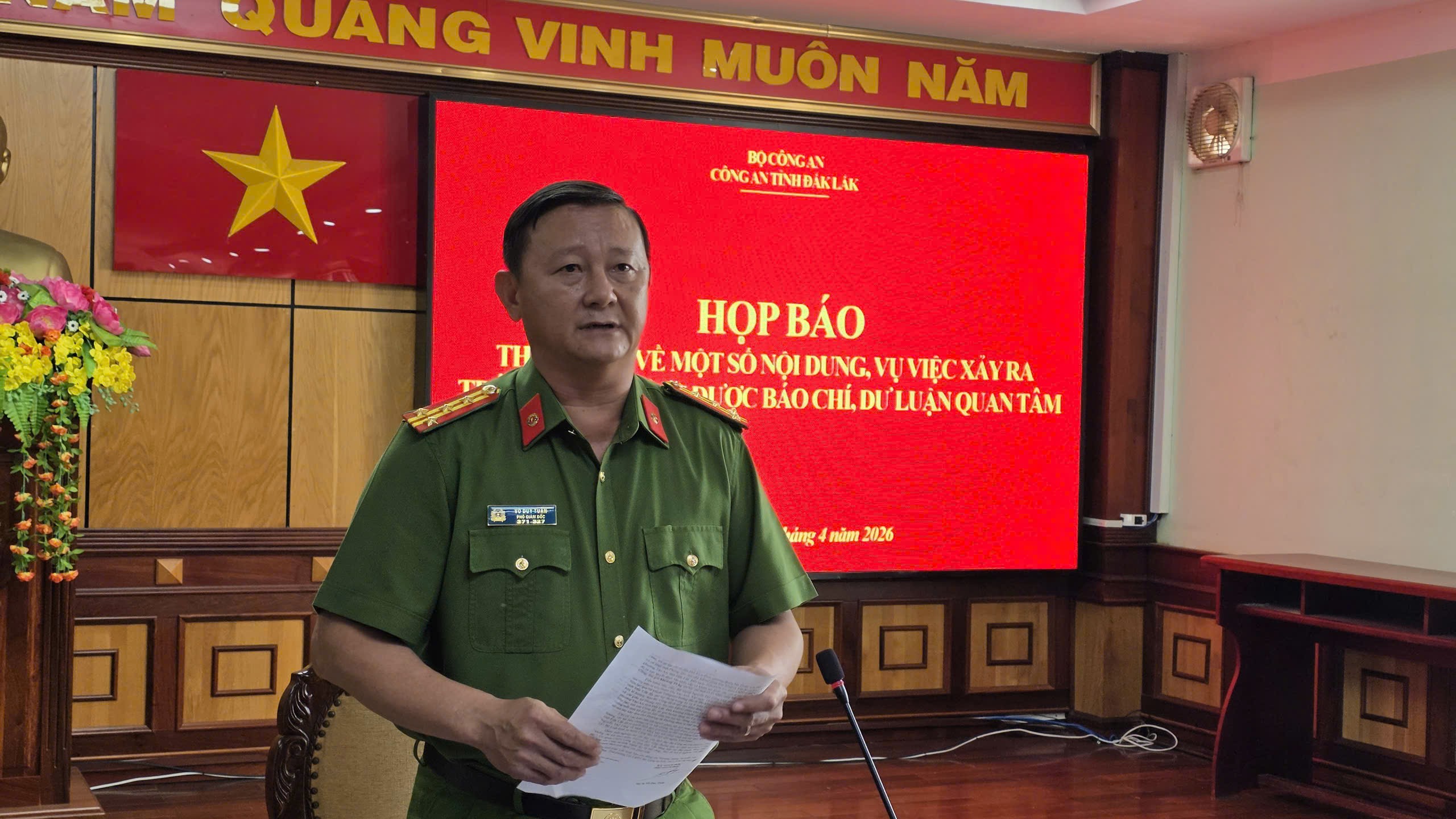 Đại tá Võ Duy Tuấn, Phó giám đốc Công an tỉnh Đắk Lắk thông tin vụ việc tại họp báo
